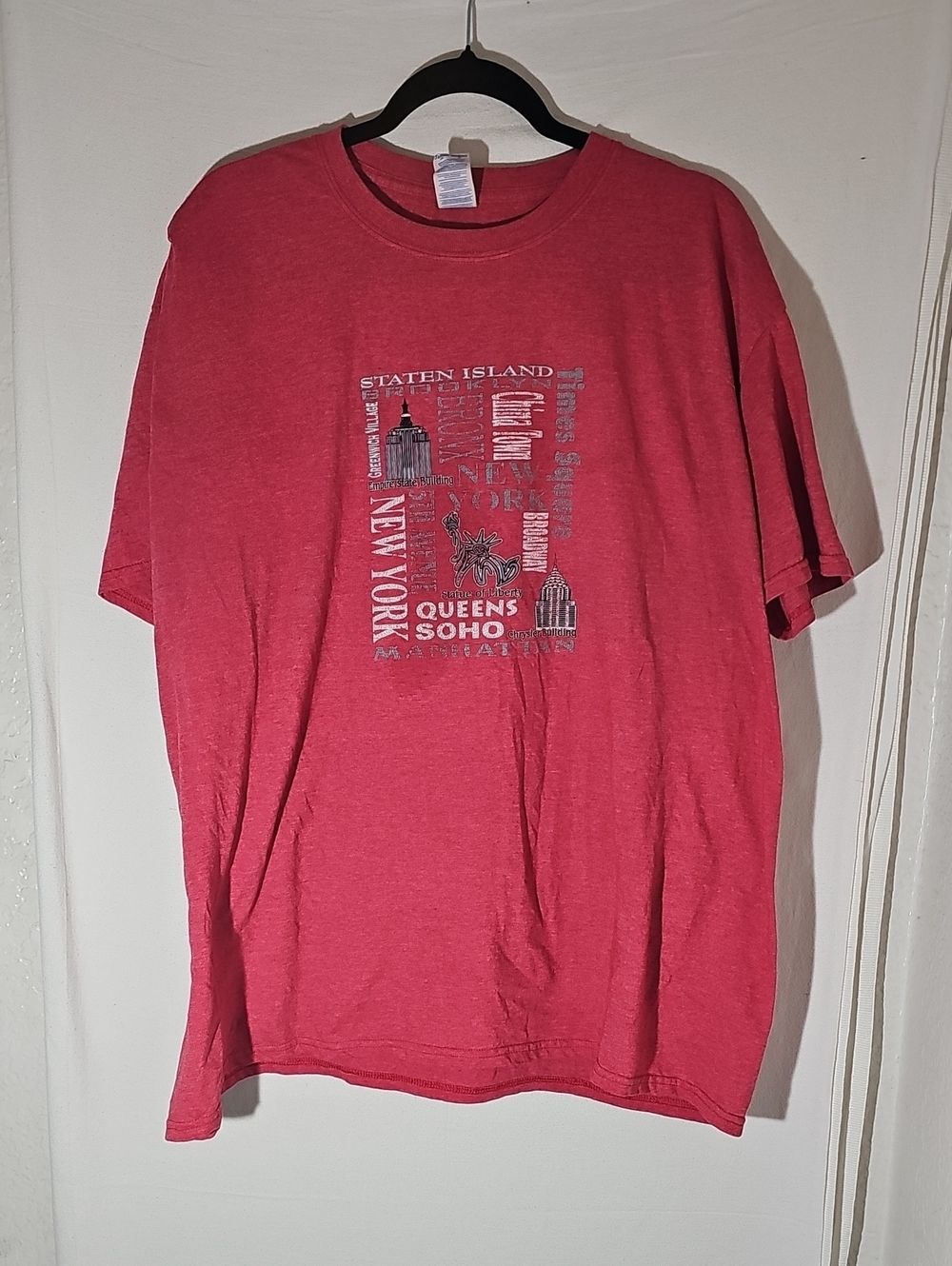 Gildan Men's Red New York Graphic Tee